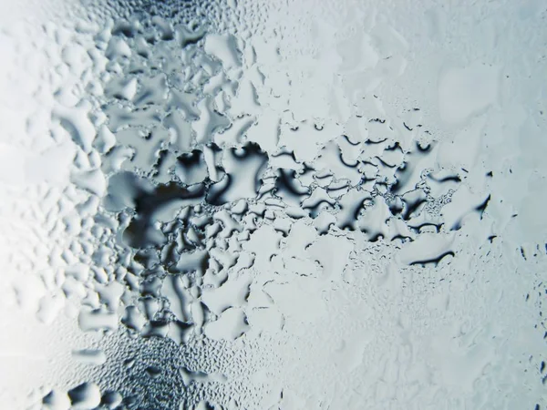 Büyük pencere üstünde su damlaları