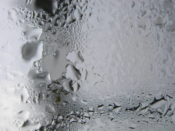 Büyük pencere üstünde su damlaları