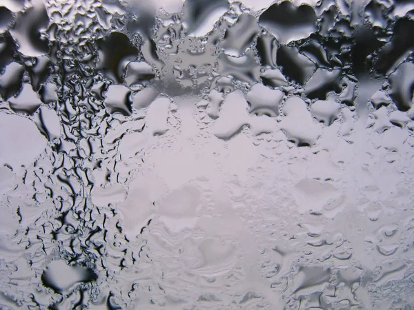 Büyük pencere üstünde su damlaları