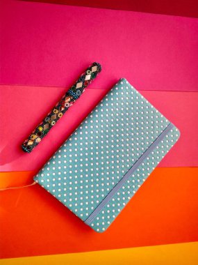 Defter ve kalem kağıt arka plan üzerinde eğitim için