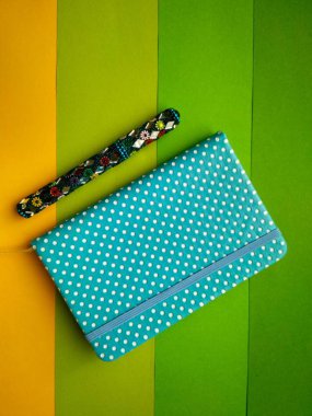 Defter ve kalem kağıt arka plan üzerinde eğitim için