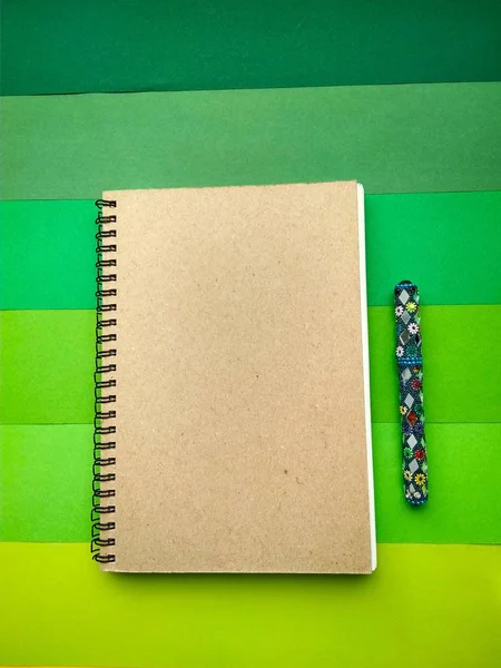 Cuaderno y lápiz sobre fondo de papel para la educación — Foto de Stock
