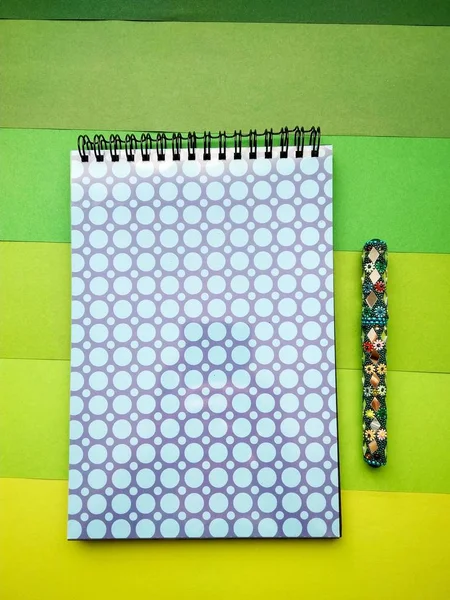 Caderno e caneta sobre papel de fundo para a educação — Fotografia de Stock