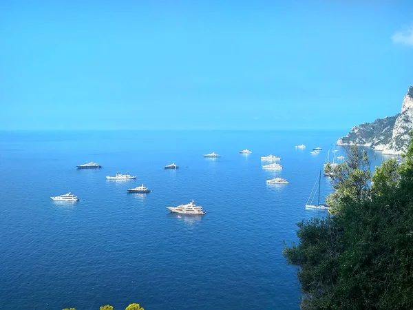青い海とヨットと空と緑の海岸 — ストック写真
