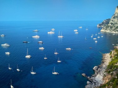 Capri Adası Akdeniz'de güzel kayalıklarla