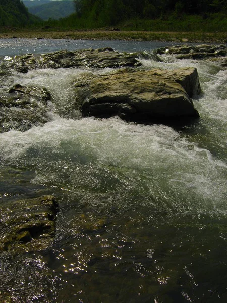 Vackra berg flod med kaskader en sommardag — Stockfoto