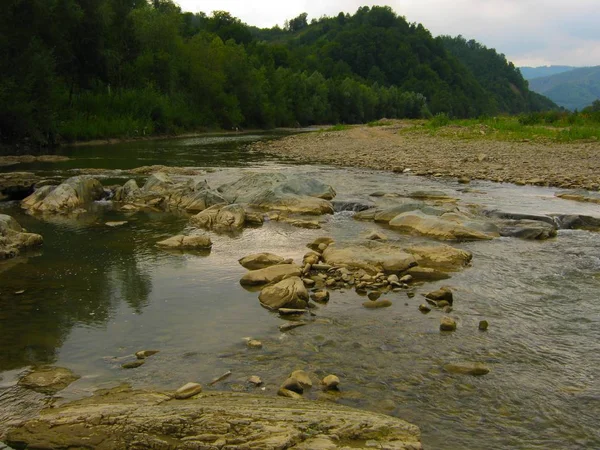 Bir yaz gününde KADEMELI güzel dağ Nehri — Stok fotoğraf