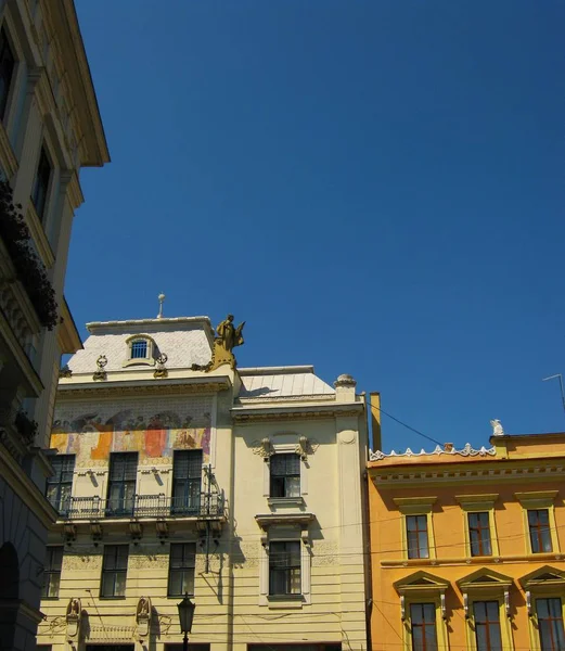 青い空と美しい古い建物のファサード — ストック写真