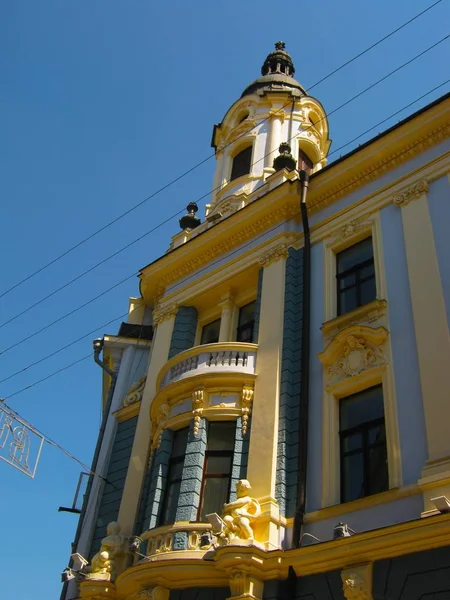 De gevel van een prachtig oud gebouw en de blauwe hemel — Stockfoto