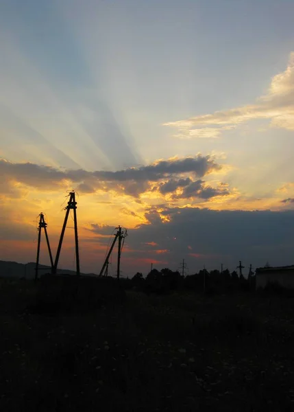 Vista de um belo pôr-do-sol com sol no céu no verão — Fotografia de Stock