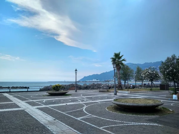 ヤシの木と地中海の美しい広場 — ストック写真