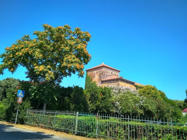 驚くほどきれいにイタリアの公園で青い川 — ストック写真