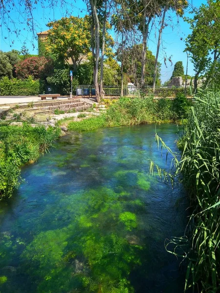 Verbazingwekkend schoon blauwe rivier in een park in Italië — Stockfoto
