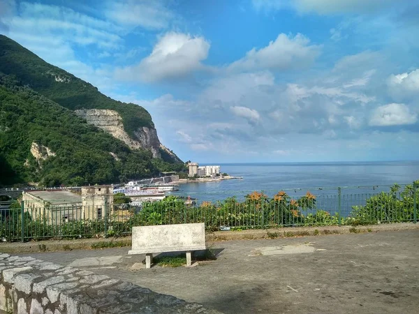 地中海海と青い空を見渡すベンチがある美しい広場 — ストック写真
