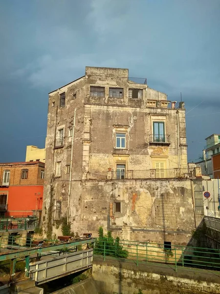 Vue d'une vieille maison en pierre dans une ville italienne — Photo