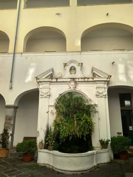 Vue sur une vieille maison historique dans une ville italienne — Photo