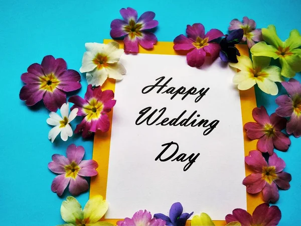 题词愉快婚礼日与花在一个有色的背景 — 图库照片