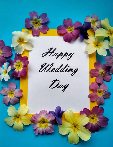 Die Inschrift glücklicher Hochzeitstag mit Blumen auf farbigem Hintergrund — Stockfoto