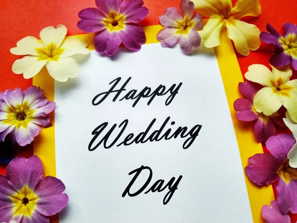 Η επιγραφή ευτυχισμένη μέρα του γάμου με λουλούδια σε έγχρωμο φόντο — Φωτογραφία Αρχείου