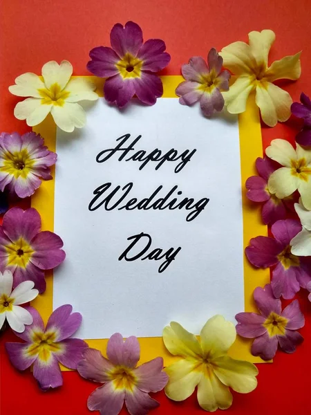 La inscripción Feliz día de la boda con flores sobre un fondo de color — Foto de Stock