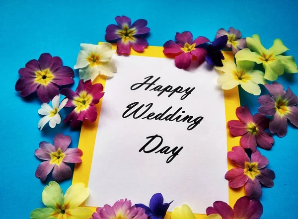 Die Inschrift glücklicher Hochzeitstag mit Blumen auf farbigem Hintergrund — Stockfoto