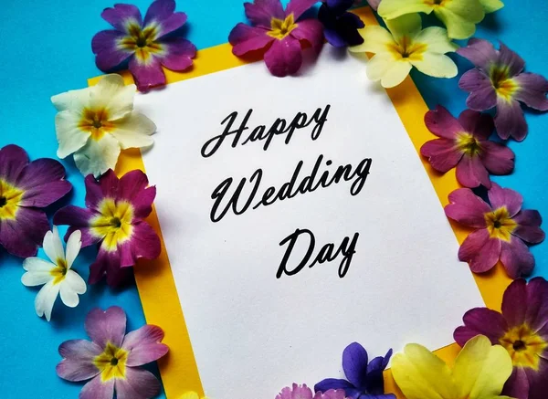 Η επιγραφή ευτυχισμένη μέρα του γάμου με λουλούδια σε έγχρωμο φόντο — Φωτογραφία Αρχείου