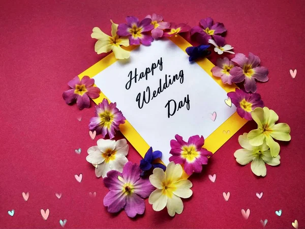 La inscripción Feliz día de la boda con flores sobre un fondo de color — Foto de Stock