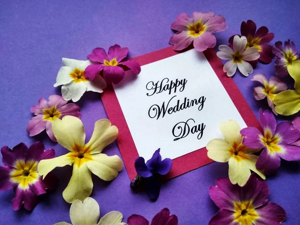 Die Inschrift glücklicher Hochzeitstag mit Blumen auf farbigem Hintergrund — Stockfoto