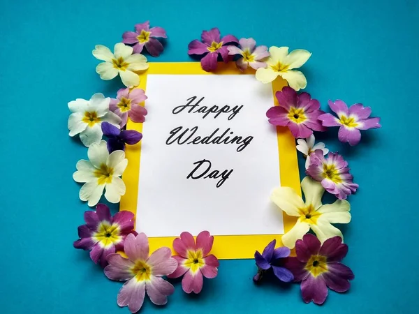 Die Inschrift glücklicher Hochzeitstag mit Blumen auf farbigem Hintergrund — Stockfoto