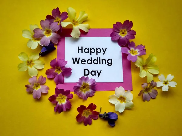 Die Inschrift glücklicher Hochzeitstag mit Blumen auf farbigem Hintergrund — Stockfoto