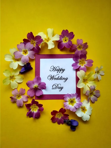 La inscripción Feliz día de la boda con flores sobre un fondo de color — Foto de Stock