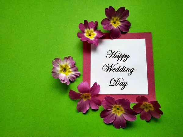Die Inschrift glücklicher Hochzeitstag mit Blumen auf farbigem Hintergrund — Stockfoto