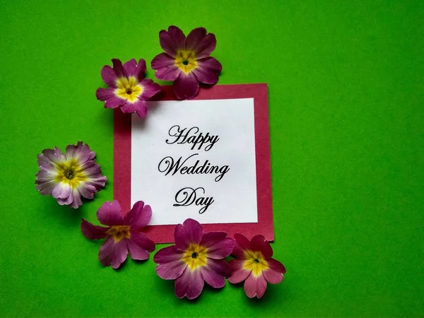 La inscripción Feliz día de la boda con flores sobre un fondo de color — Foto de Stock