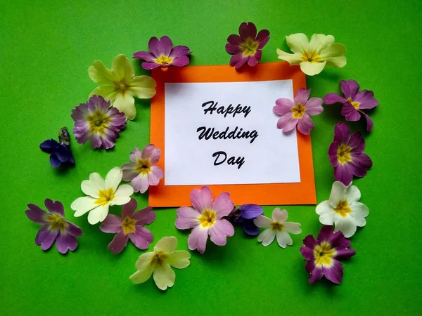 La inscripción Feliz día de la boda con flores sobre un fondo de color —  Fotos de Stock