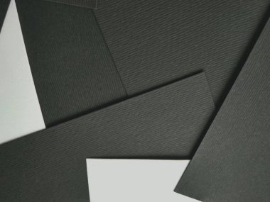 birkaç siyah kağıt ile renk kağıt katlanmış yakın çekim