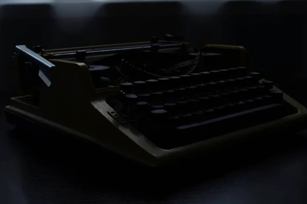 Старая ручная пишущая машинка с рабочими ключами с цифрами и буквами — стоковое фото