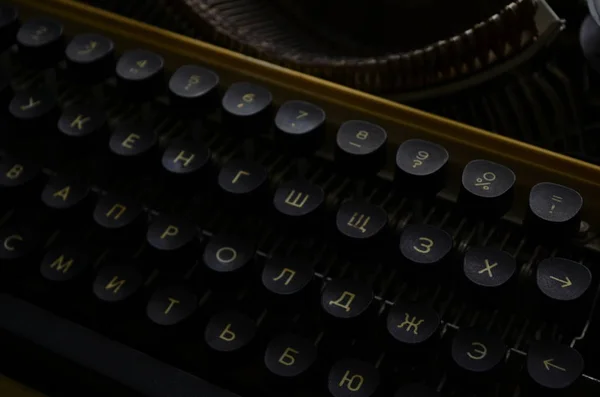 Eine alte manuelle Schreibmaschine mit ihren funktionierenden Tasten mit Zahlen und Buchstaben — Stockfoto