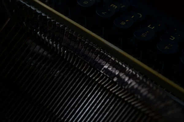 Μια παλιά χειροκίνητη γραφομηχανή με το "Κις" της με αριθμούς και γράμματα. — Φωτογραφία Αρχείου