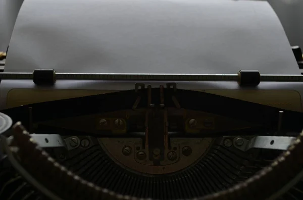 Una vieja máquina de escribir manual con sus teclas de trabajo con números y letras —  Fotos de Stock
