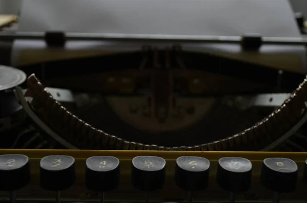 Una vieja máquina de escribir manual con sus teclas de trabajo con números y letras —  Fotos de Stock