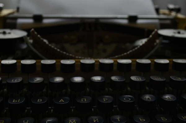 Uma velha máquina de escrever manual com suas chaves de trabalho com números e letras — Fotografia de Stock