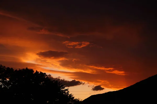 Pôr Sol Dourado Através Fios Sobre Telhado Das Casas — Fotografia de Stock