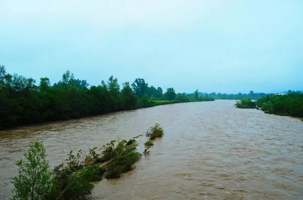 Prąd Brudnej Rzeki Deszczu Koncepcja Lawin Błotnych Rzeka Płynie Brudną — Zdjęcie stockowe