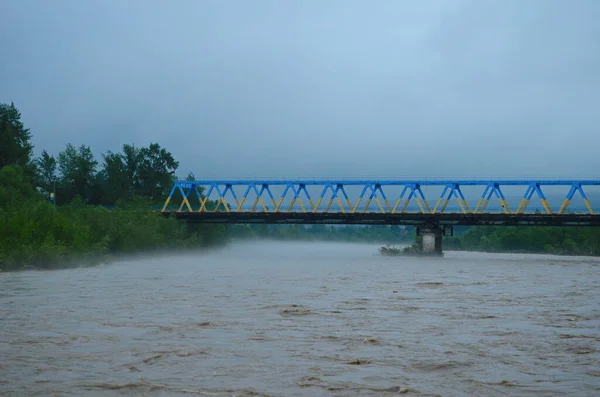 Vuile Rivier Stroom Regen Mudslide Concept Rivier Stroomt Met Vuil — Stockfoto