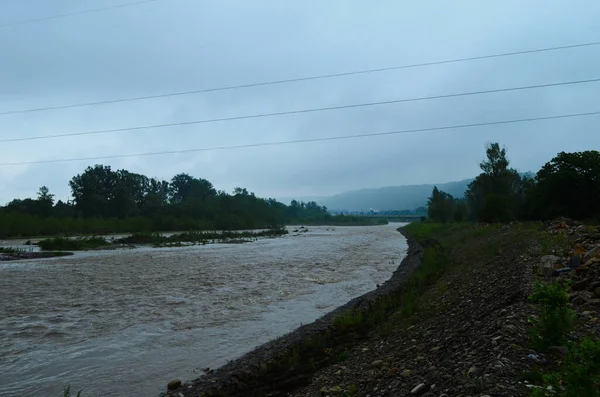 Yağmurdan Sonra Kirli Nehir Akıntısı Toprak Kayması Konsepti Çamurlu Yağmurdan — Stok fotoğraf