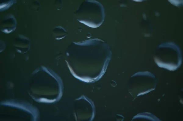 Krople Deszczu Powierzchni Okularów Okiennych Zachmurzonym Tłem Naturalny Wzór Kropel — Zdjęcie stockowe