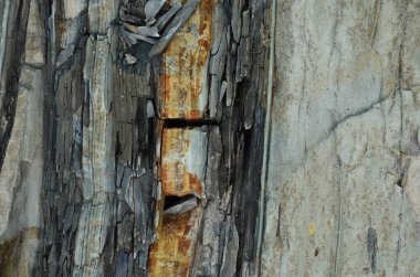 Kaya katmanları - yüzyıllar boyunca yığılmış renkli kaya oluşumları. Etkileyici dokusu olan ilginç bir arka plan..