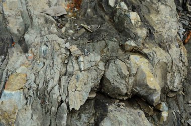 Kaya katmanları - yüzyıllar boyunca yığılmış renkli kaya oluşumları. Etkileyici dokusu olan ilginç bir arka plan..