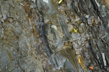 Kaya katmanları - yüzyıllar boyunca yığılmış renkli kaya oluşumları. Etkileyici dokusu olan ilginç bir arka plan..