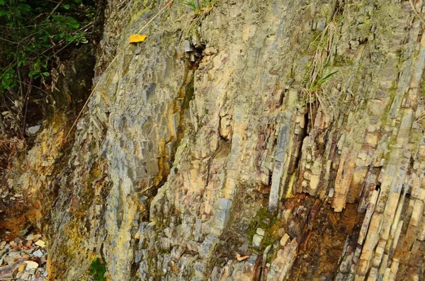 Kaya Katmanları Yüzyıllar Boyunca Yığılmış Renkli Kaya Oluşumları Etkileyici Dokusu — Stok fotoğraf